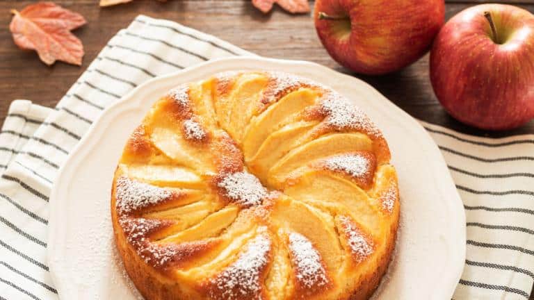 Prăjitura Răsturnată Cu Mere – Rețeta Delicioasă Și Simplă De Preparat Acasă