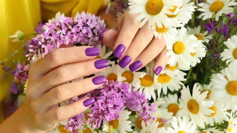 Modele de unghii simple pentru primăvară: Înseninează-Ți Zilele Cu Aceste 3 Idei Speciale!