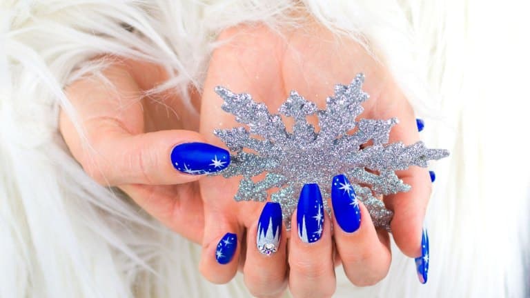 Modele unghii albastre de Crăciun