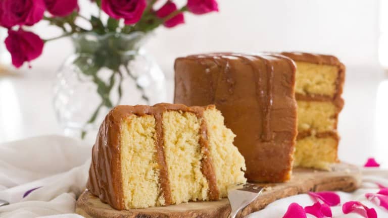 Prăjitura Cu Cremă De Vanilie Și Caramel – Simplă Și Bună!